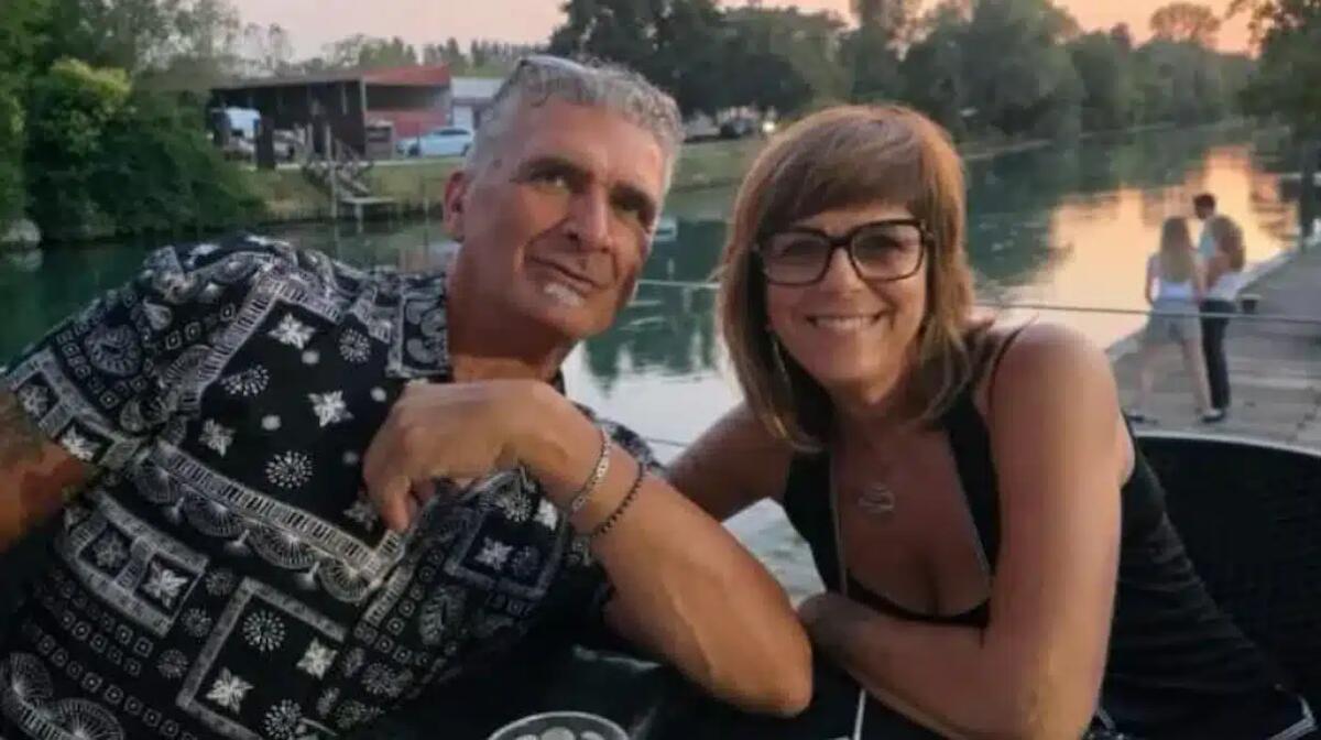 Tragico incidente tra moto, camion e 4 auto: morta una coppia, Manuela e Davide lasciano due figli - 