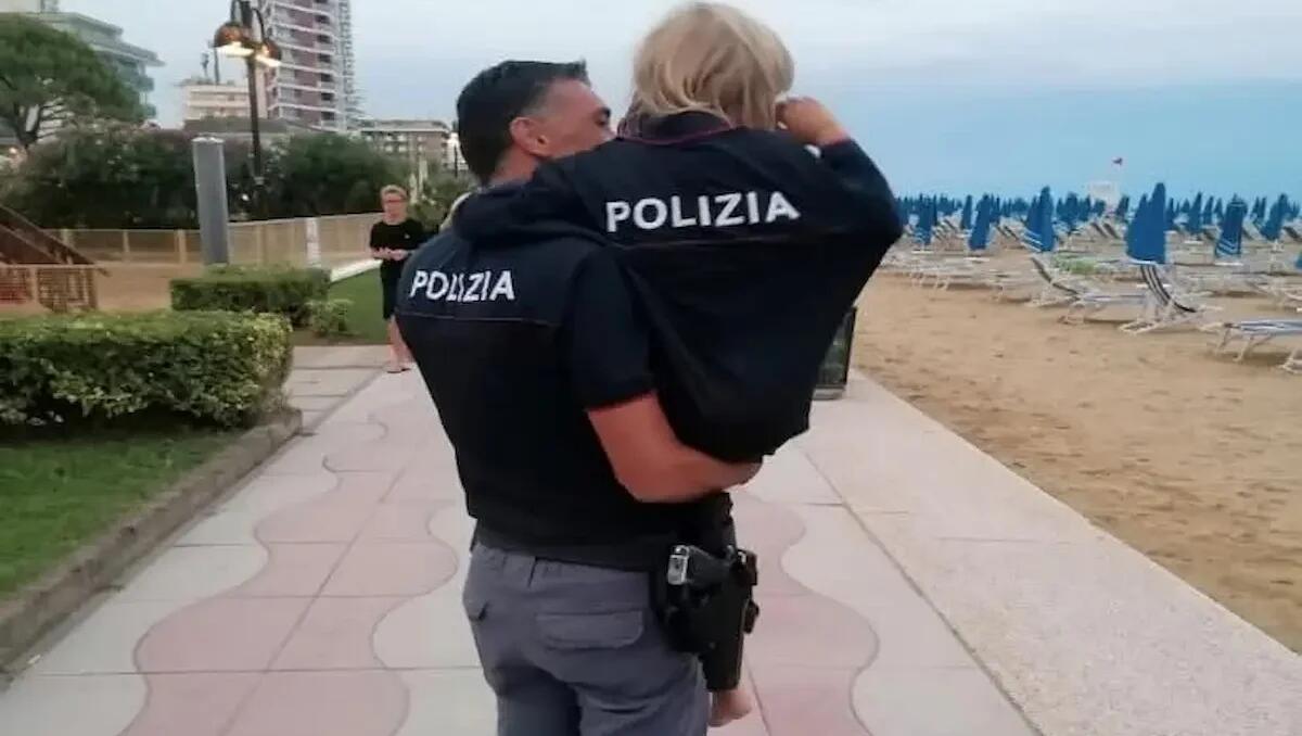 Paura a Jesolo, bimba di 7 anni scompare mentre gioca in spiaggia: poliziotti la ritrovano dopo un'ora -