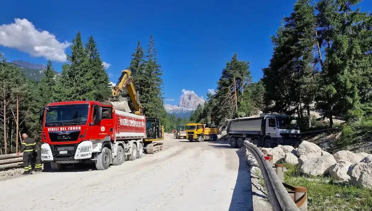 Frana a San Vito, chiusa per 15 giorni la SS51 di Alemagna - 