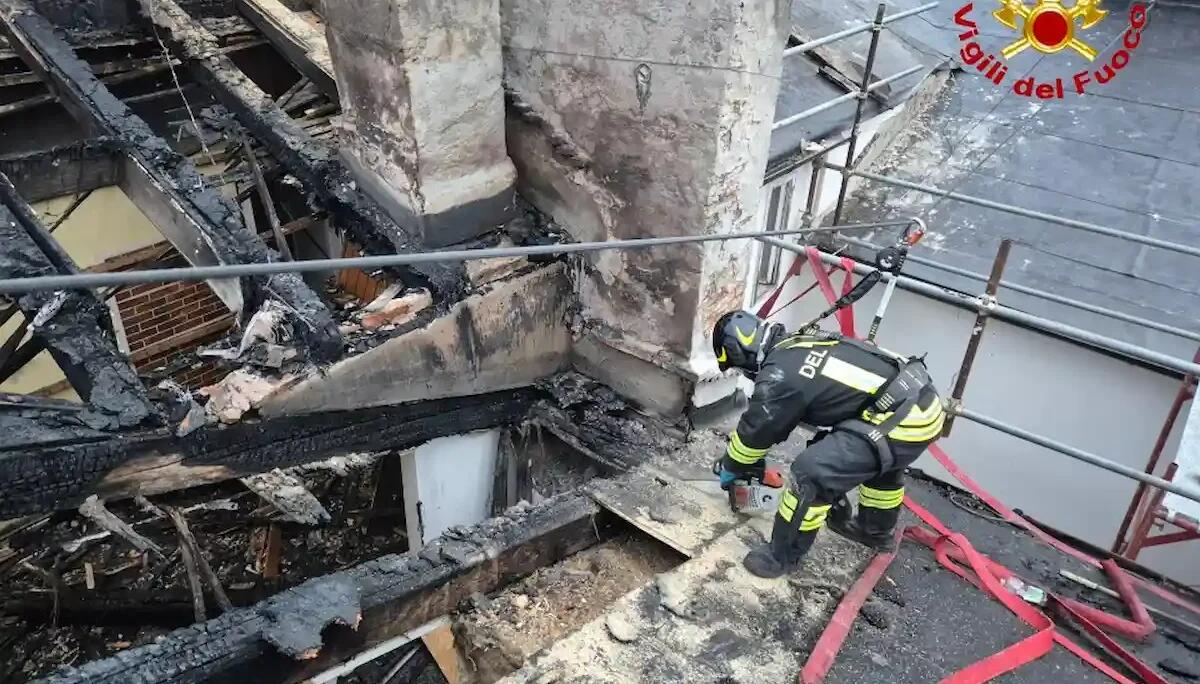 Incendio tetto della palazzina in via Giulia: ultimo piano inagibile, danni ingenti - 