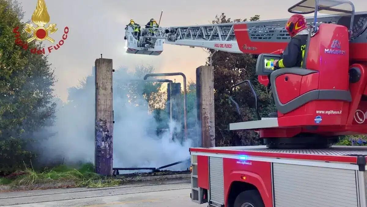 Venezia Marghera, incendio al vecchio terminal intermodale: Vigili del Fuoco in azione -
