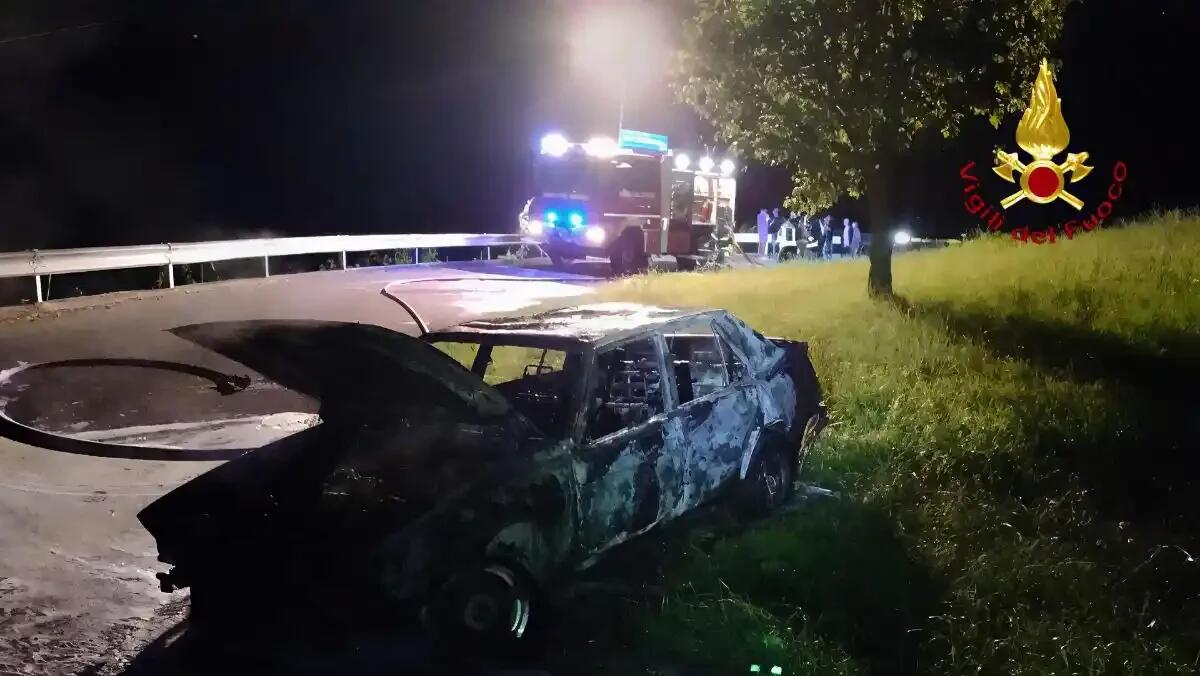 Auto d’epoca divorata dalle fiamme, l'incendio partito dal motore: il conducente riesce a salvarsi -