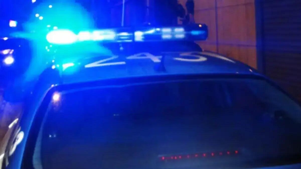 Bar sovraffollato, residenti esasperati, rissa sfiorata: interviene la Polizia e chiude il locale -