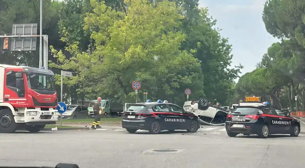 Paura a Udine, violento scontro tra due auto al semaforo: una si ribalta, traffico bloccato - 