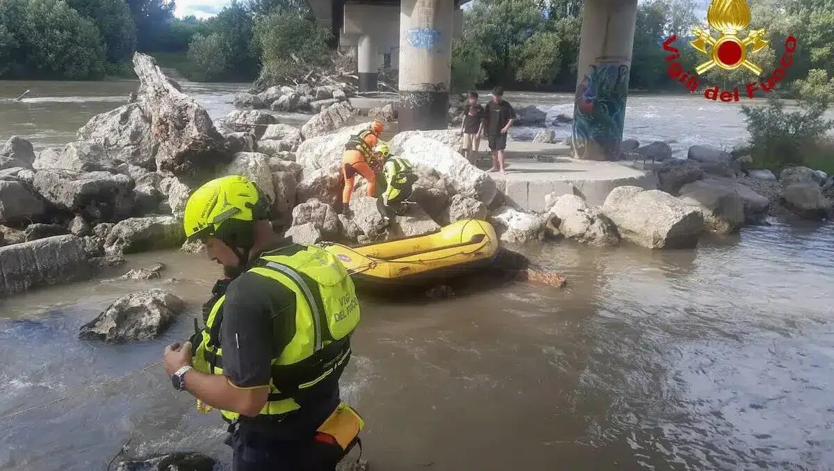 L'acqua sale improvvisamente e rimangono bloccati su un isolotto del fiume: salvati 2 ragazzi | VIDEO - 