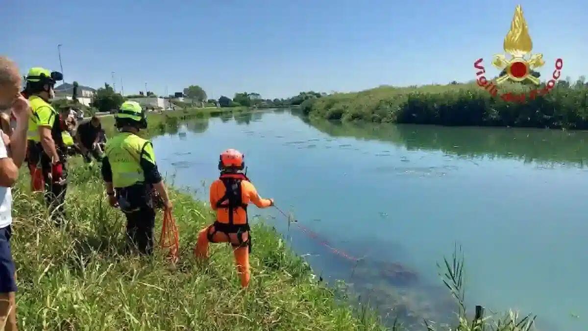 Famiglia in auto finisce nel fiume: bimbo di 5 anni intrappolato a diversi metri di profondità -