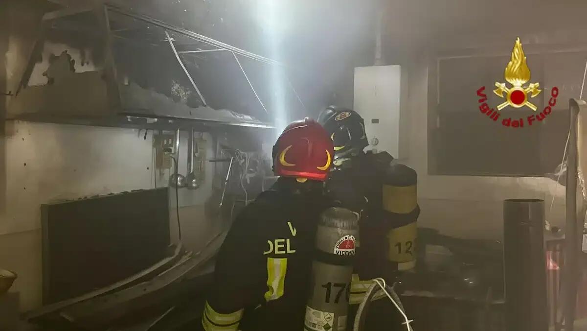 Fiamme in una stalla adibita a deposito: i pompieri intervengono grazie agli autorespiratori - 