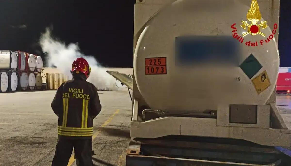 Attimi di paura al Porto di Trieste: fuga di ossigeno liquido dal container, necessario "sfiatare" -