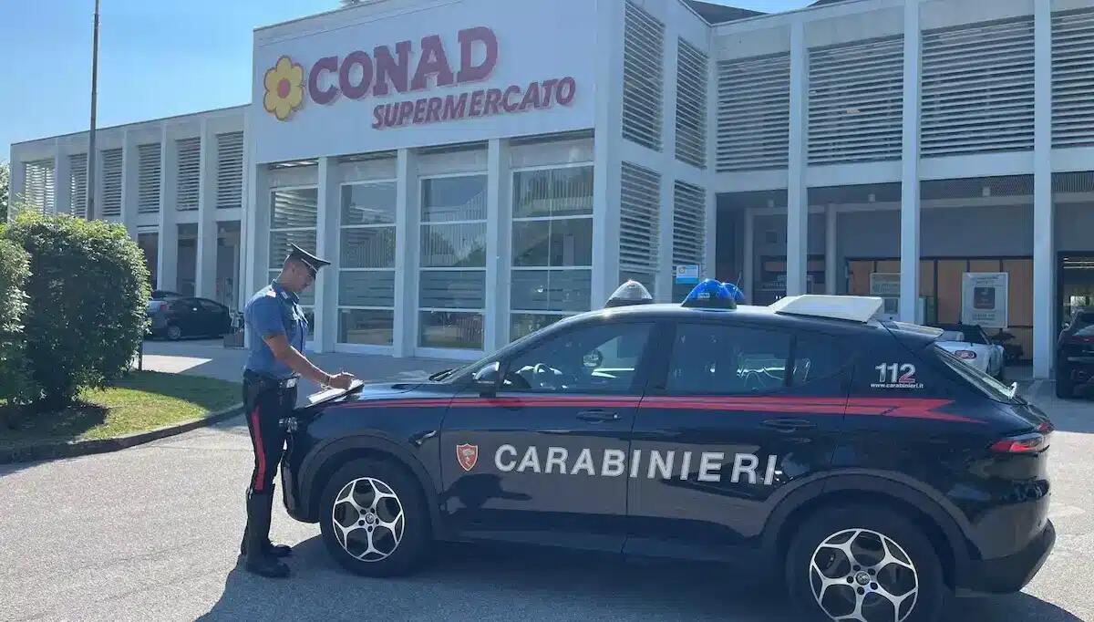 Fanno razzia di cosmetici e prodotti per l'igiene alla Conad, poi escono senza pagare: denunciati - 