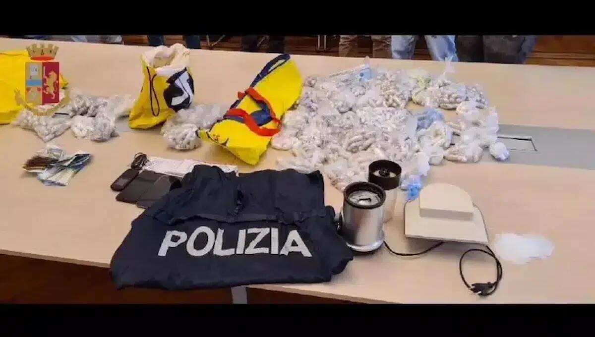 Sorpreso a spacciare cocaina a un ragazzo in pieno centro: 60enne marocchino è recidivo, arrestato - 