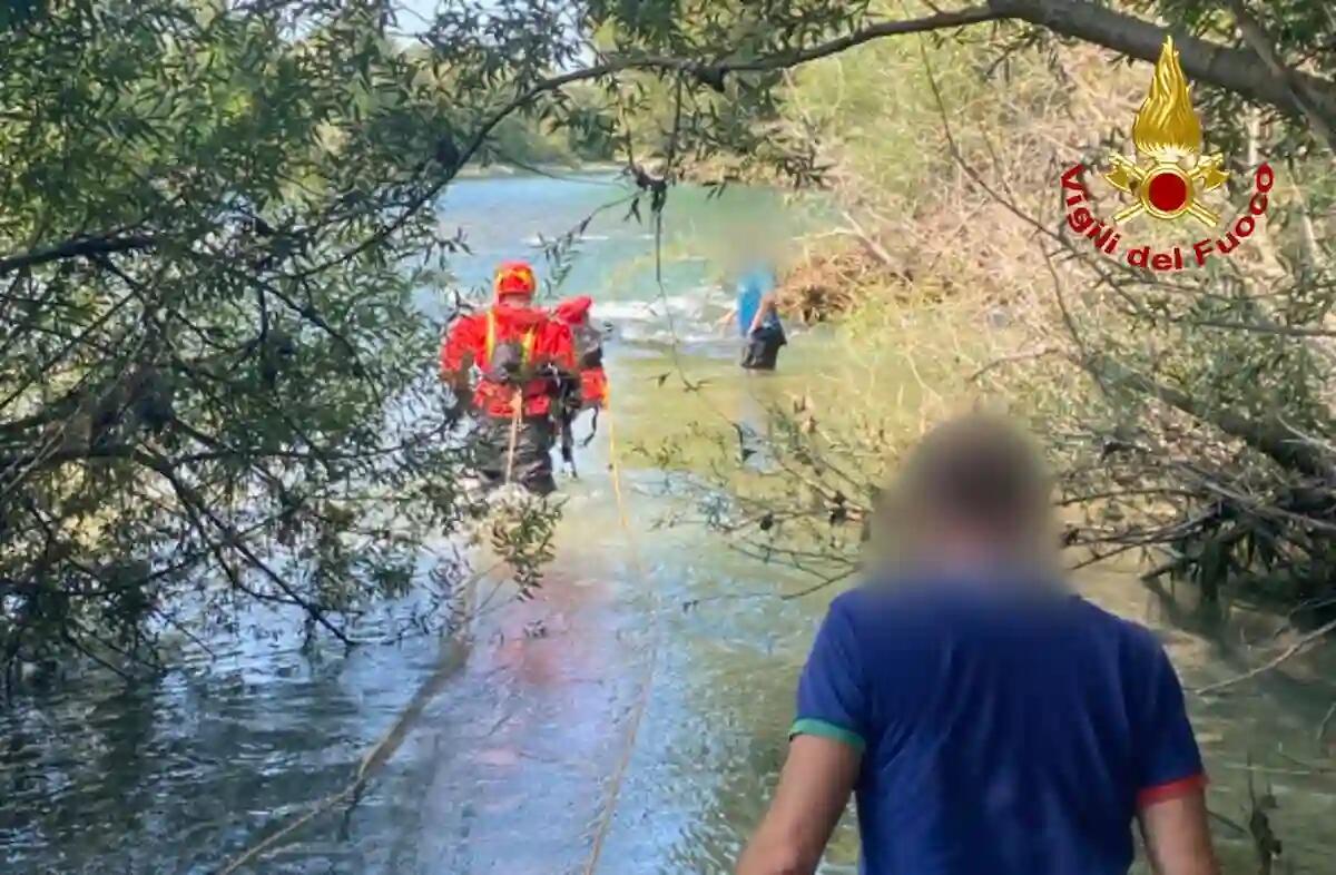 Due cani finiscono nel fiume, il padrone tenta di raggiungerli: salvataggio nell'Isonzo per tutti e tre - 