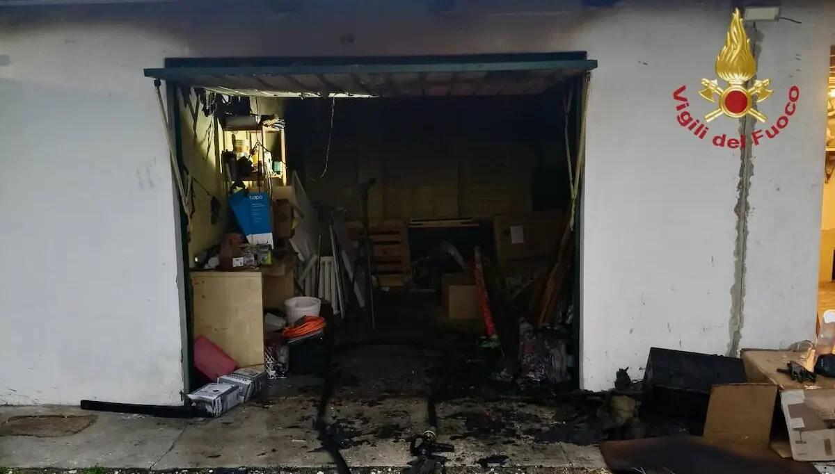 Paura a Padova, fulmine scatena le fiamme in un garage: stabile distrutto - 