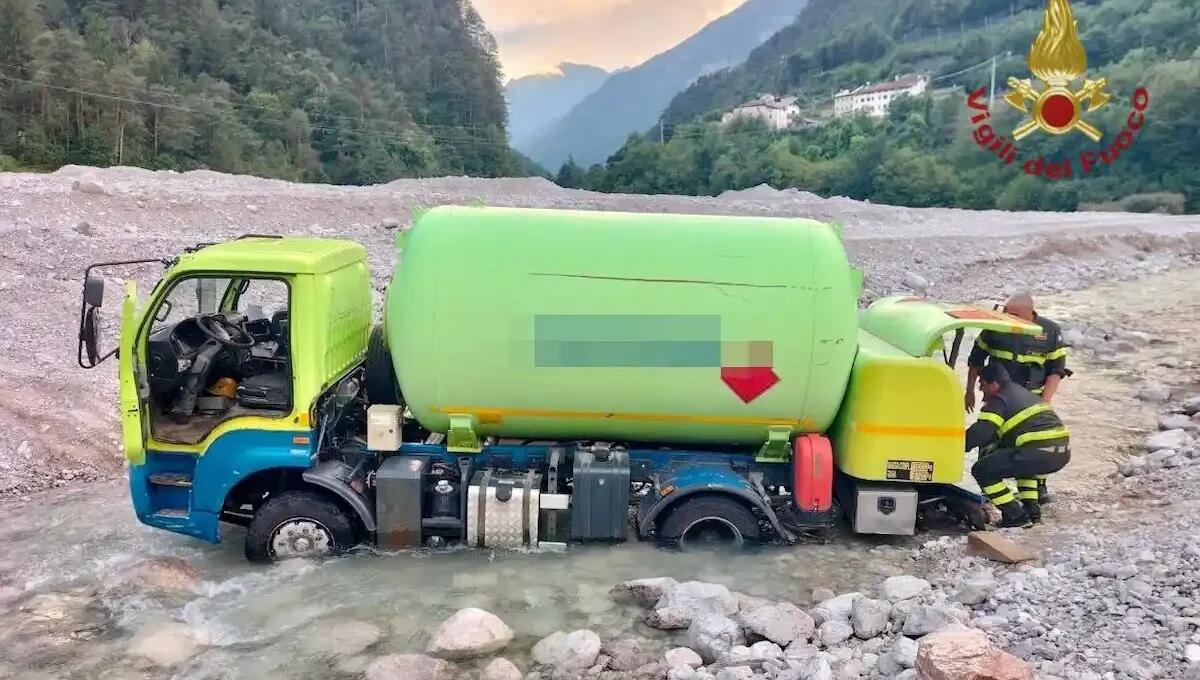 Autocisterna carica di GPL bloccata in un guado sul Piave: gas travasato e veicolo spostato (VIDEO) - 