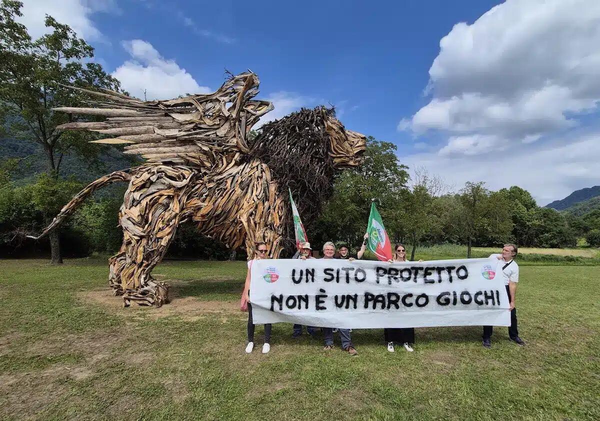 Leone alato nei Laghi di Revine: la protesta contro l'invasione turistica - 