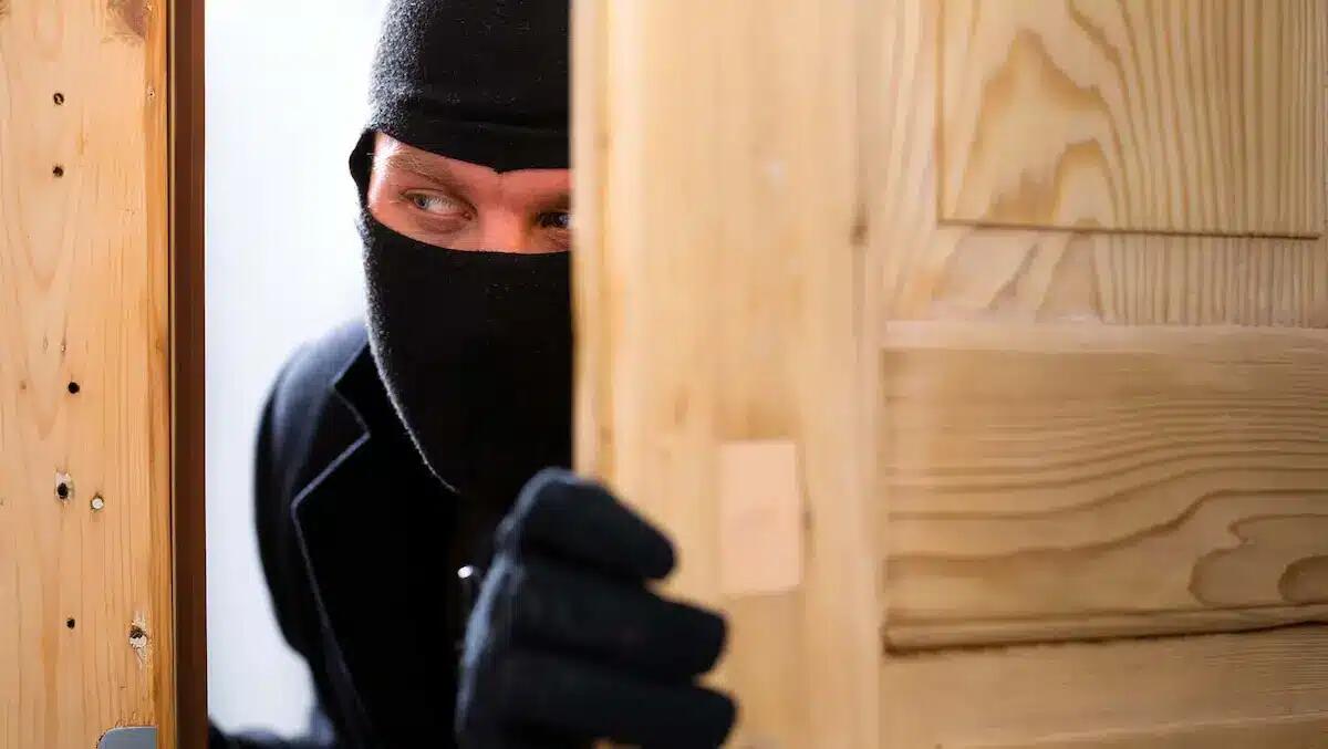 Furto-lampo in una casa vacanze, sottratti contanti, borse griffate e gioielli: bottino da 15mila euro -