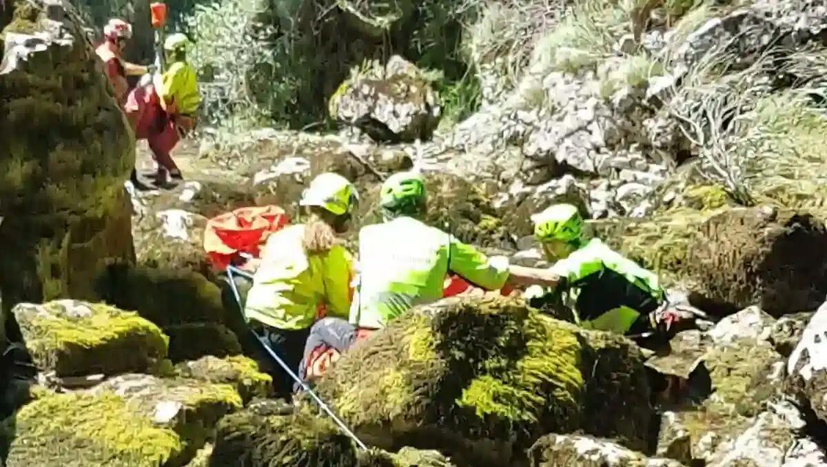 Tuffo alla Cascata del Gorgo finisce male, sbatte contro la roccia: 19enne elitrasportato in ospedale - 