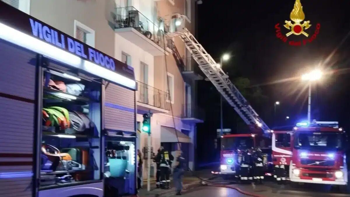 Incendio in appartamento nella notte: evacuato lo stabile - 