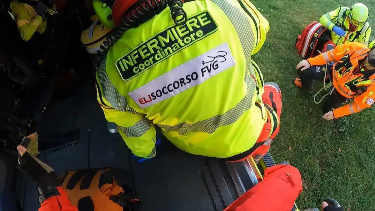 Si fa male durante un'escursione in famiglia: 30enne elisoccorsa ad alta quota sulle Alpi Giulie -