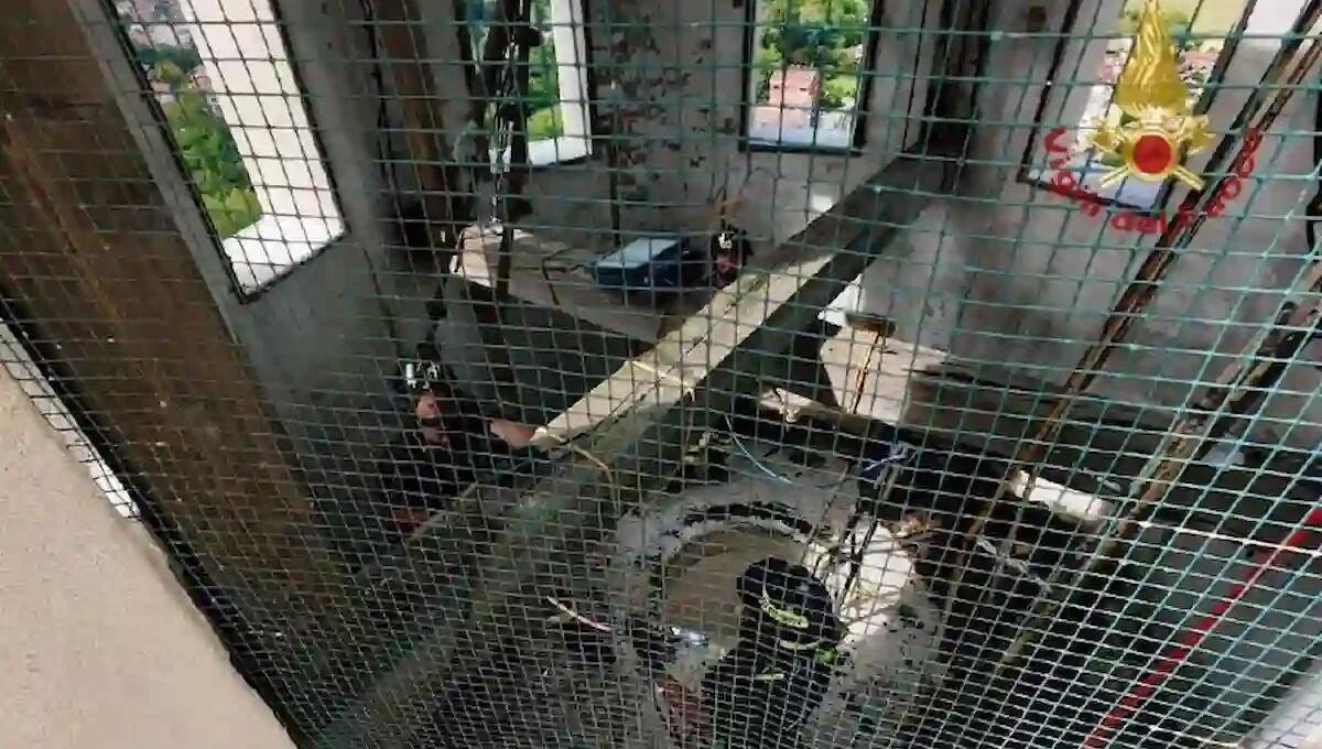 Il maltempo danneggia la cuspide del campanile della chiesa: intervento urgente dei Vigili del fuoco - VIDEO - 