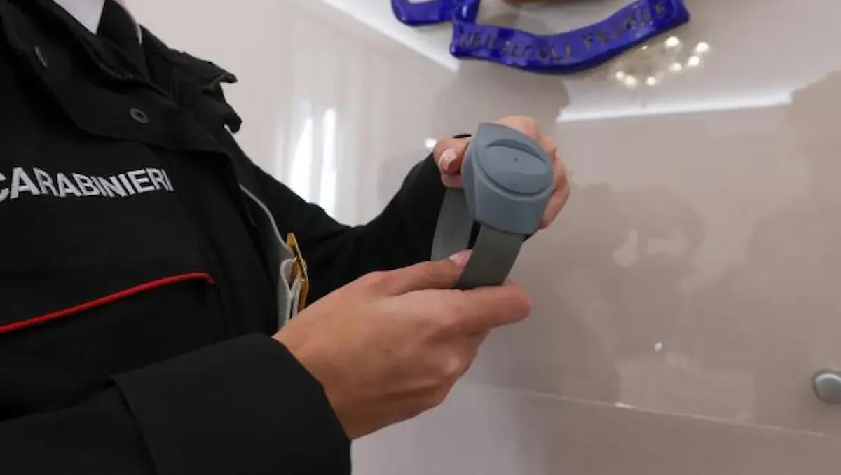 Cerca di strappare il braccialetto elettronico per raggiungere l’ex: 53enne romeno arrestato -