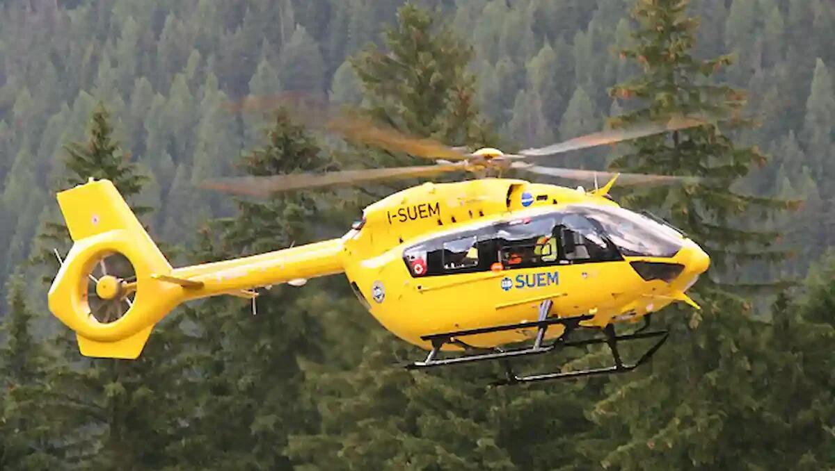 Tragedia sfiorata, escursionista cade e ruzzola per 40 metri, schiva un salto di 100 metri: trauma al bacino -