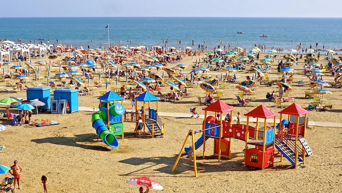 Bibione. Pedofilo 40enne filmava i bambini nei bagni, nel telefonino centinaia di video: arrestato - 