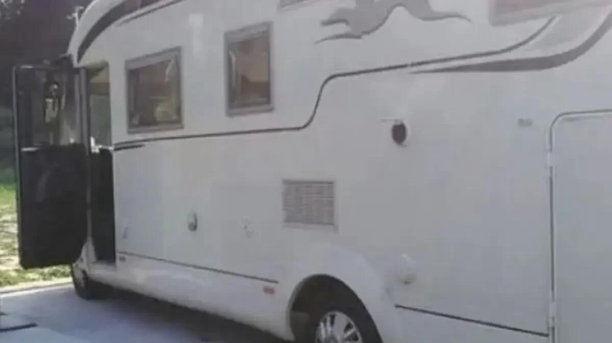 Si allontana per una passeggiata, al ritorno trova il camper a soqquadro: bottino da oltre 5mila euro -