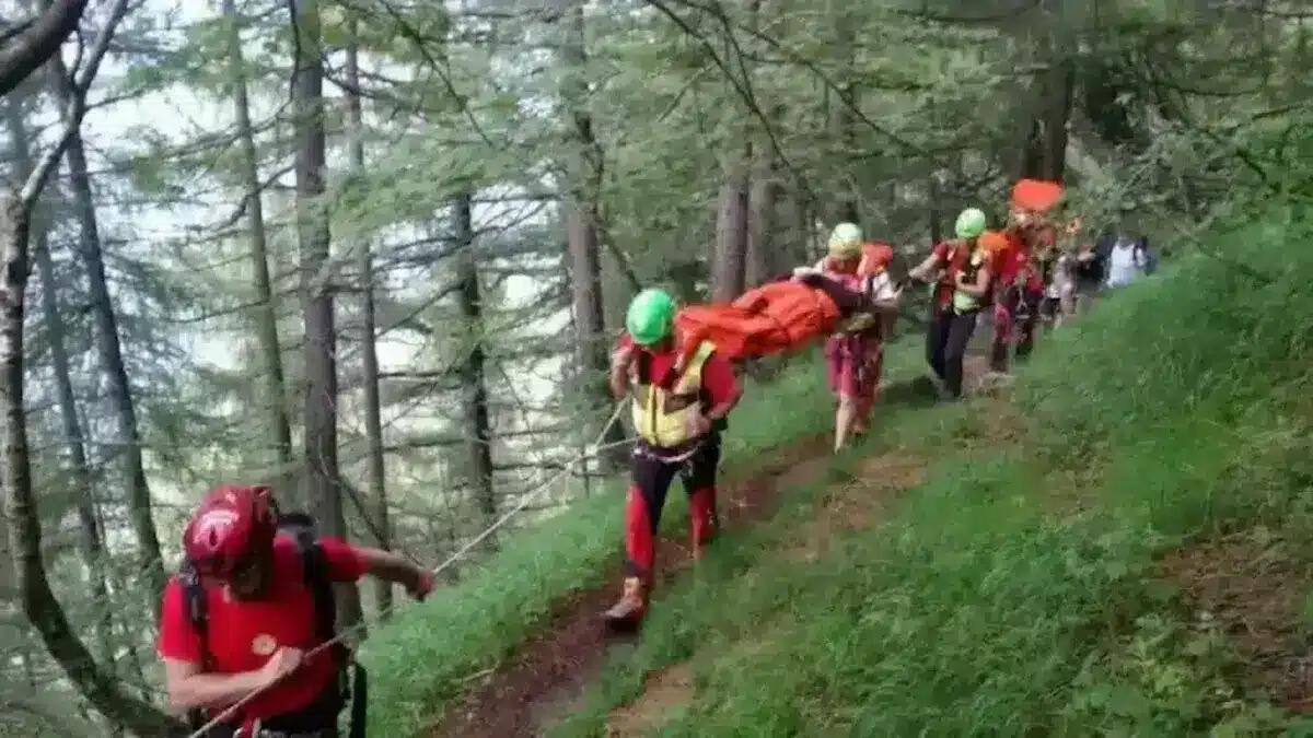 Scivola sul sentiero bagnato: runner 52enne si rompe la caviglia in quota -