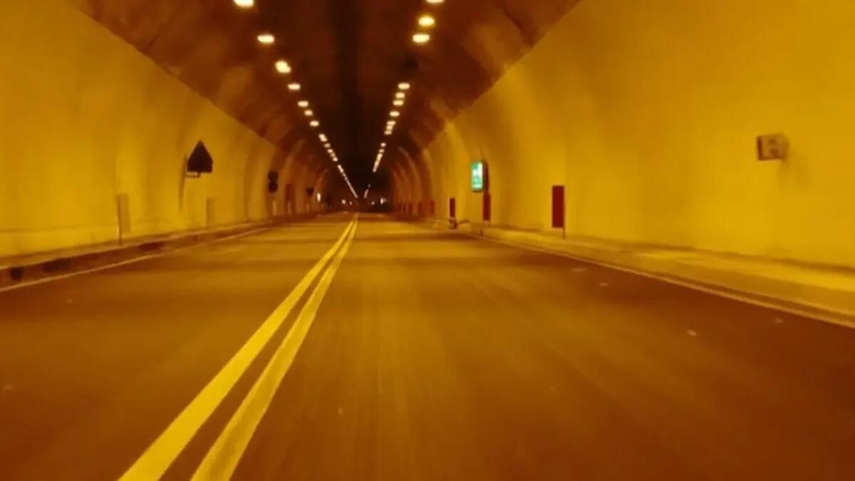 Attendeva che le auto uscissero dalla galleria, poi lanciava pietre dall’alto sui veicoli in transito - 