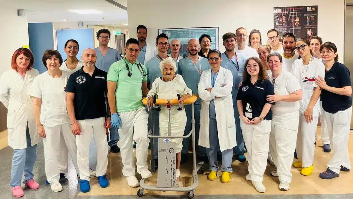 A 102 anni cade e si frattura il femore: operata, Maria torna a camminare in soli 4 giorni - 