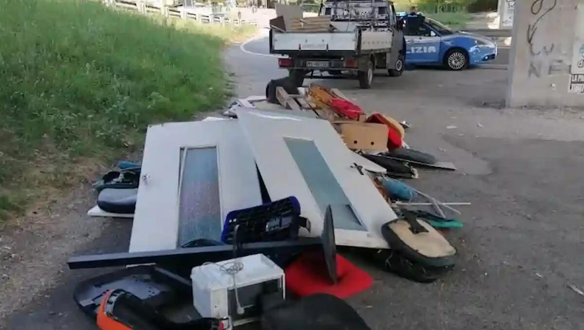 Abbandonano rifiuti pericolosi in un'area sterrata, ma vengono beccati dalla Polizia: indagati due stranieri -