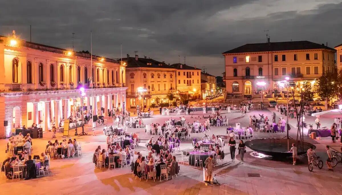 Le Notti del Vino illuminano Valdobbiadene: il centro città diventa un ristorante a cielo aperto -