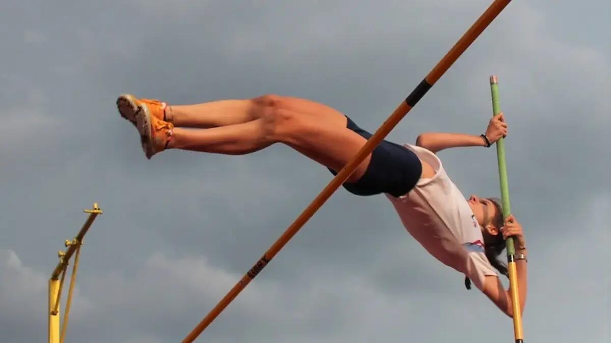 Salto con l’asta in piazza a Lignano: campioni da tutta Europa pronti a sfidare la gravità -
