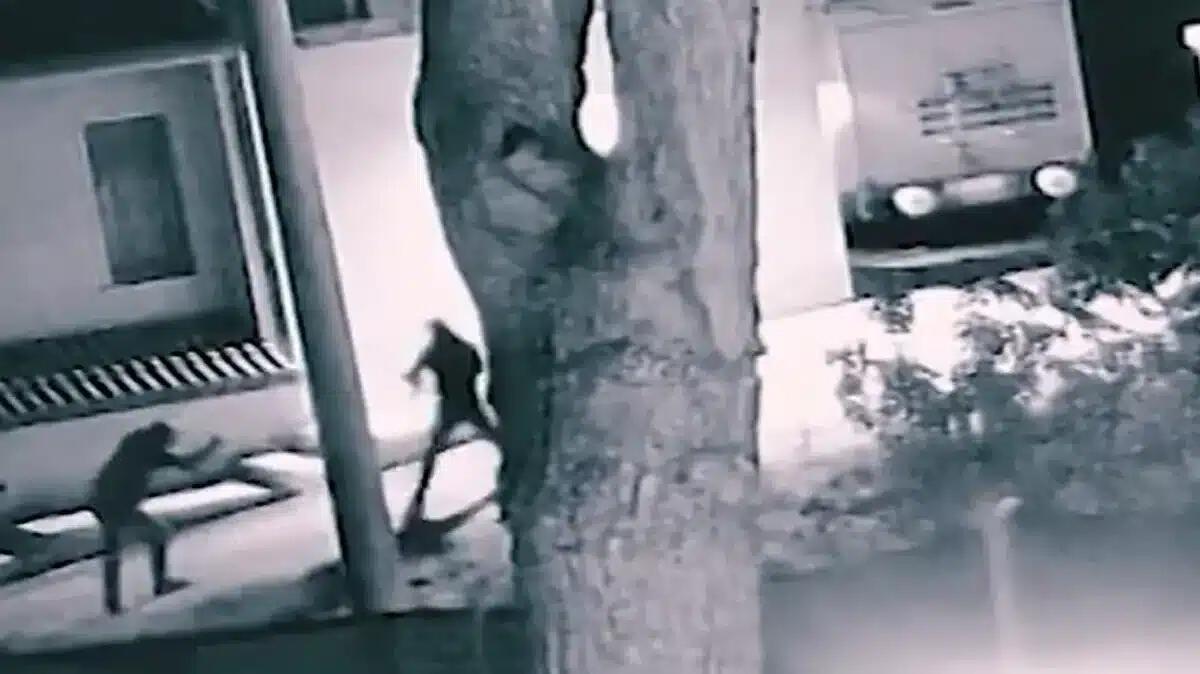 Tenta di difendere la madre durante una rapina in casa: carabiniere preso a picconate dai ladri - 
