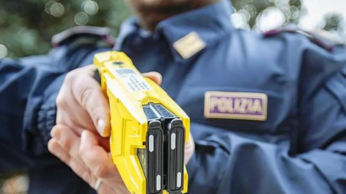 Caos al San Maurizio di Bolzano, sputi e spintoni all'infermiera che lo sta curando: arrestato 29enne - 