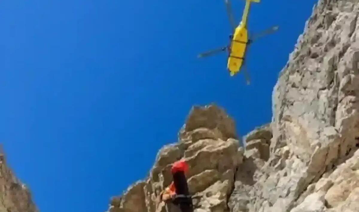Cade sulla via normale alla Cima Grande di Lavaredo, precipita per 15 metri: batte la testa contro le rocce - 
