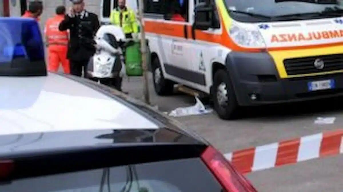 Investito e ucciso da un camper: il conducente fugge e lo lascia agonizzante sul ciglio della strada -
