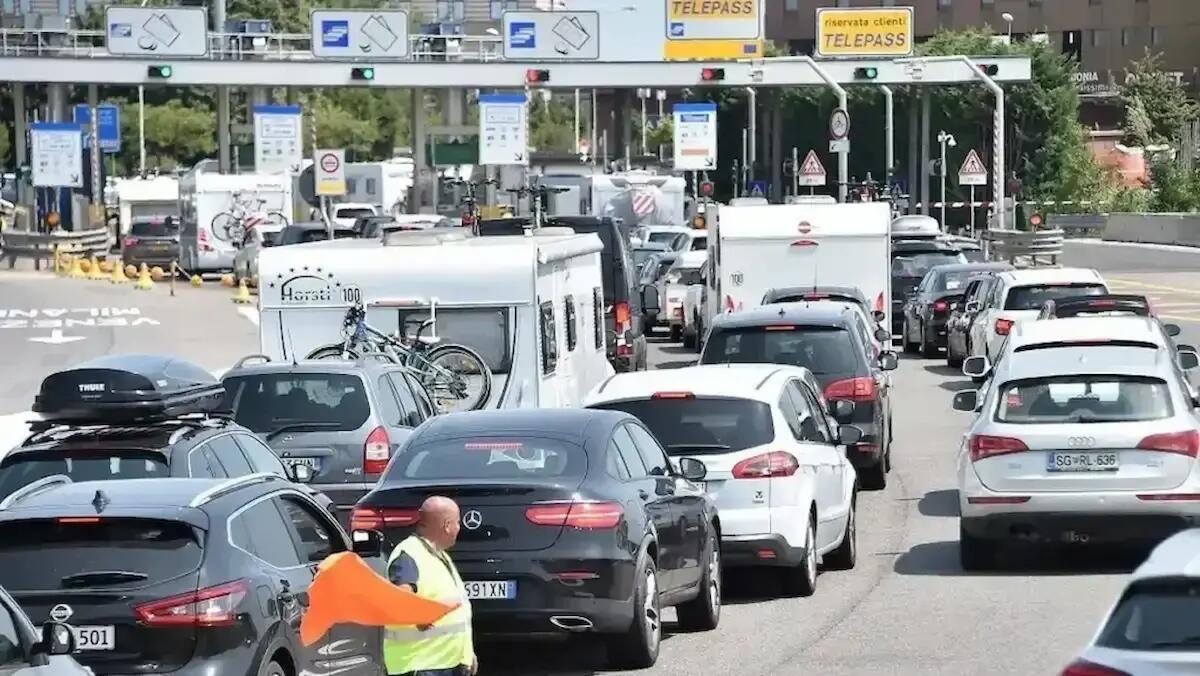Previsti quasi 400mila veicoli in transito nel weekend: scatta il bollino nero sull'A4 -