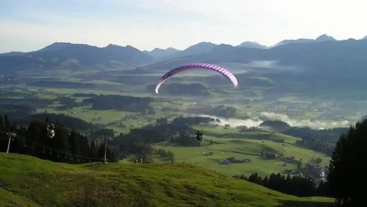 Incidente in parapendio per un 59enne, perde il controllo della vela: precipita sul prato sottostante -