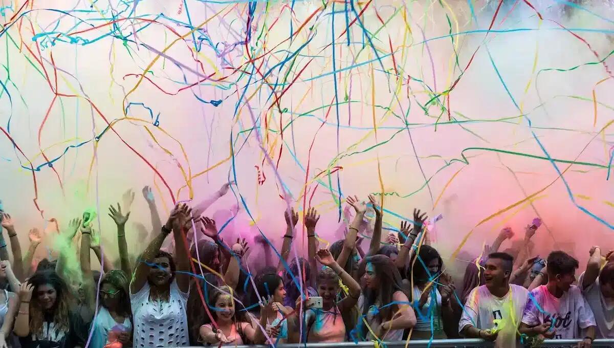 Ferragosto a Grezzana: l’Holi Festival riempie di colore la Festa Grande di Santa Viola - 