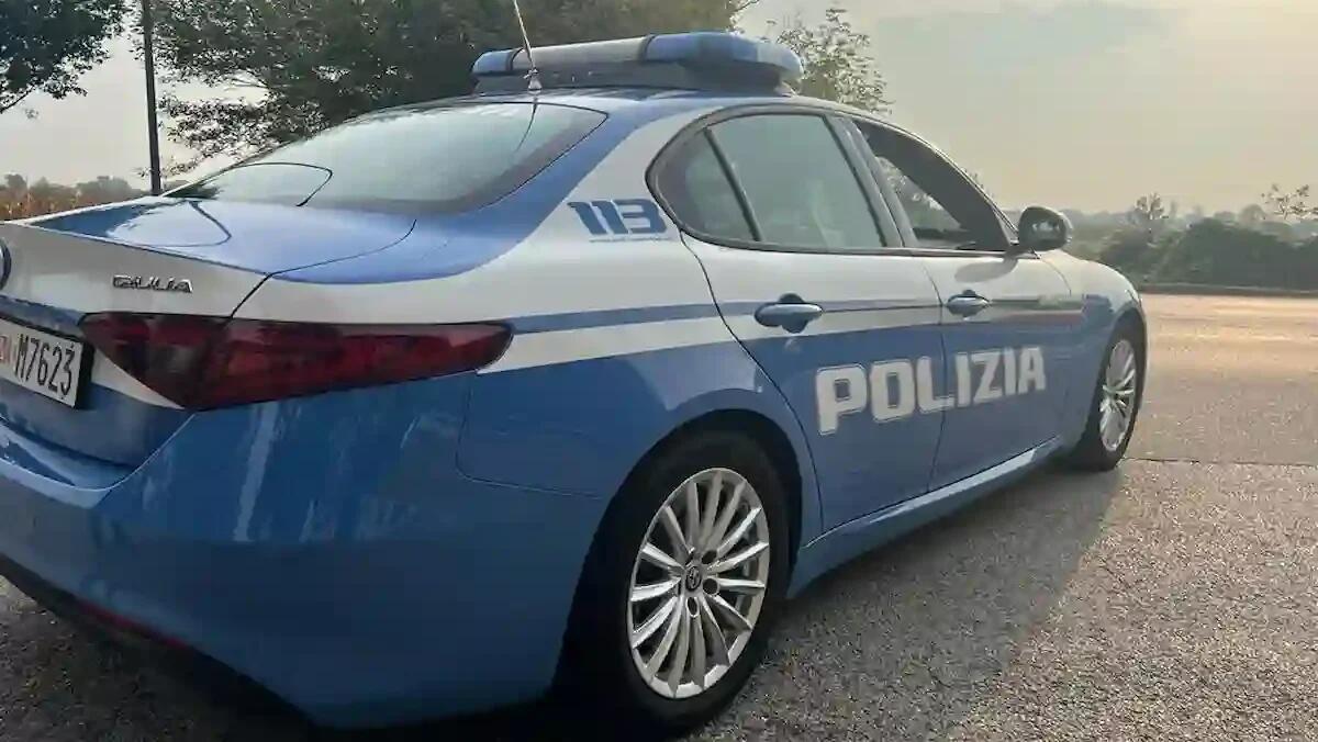 Discussione tra alcuni passeggeri sul bus, un uomo estrae un coltello e li minaccia: denunciato 54enne - 