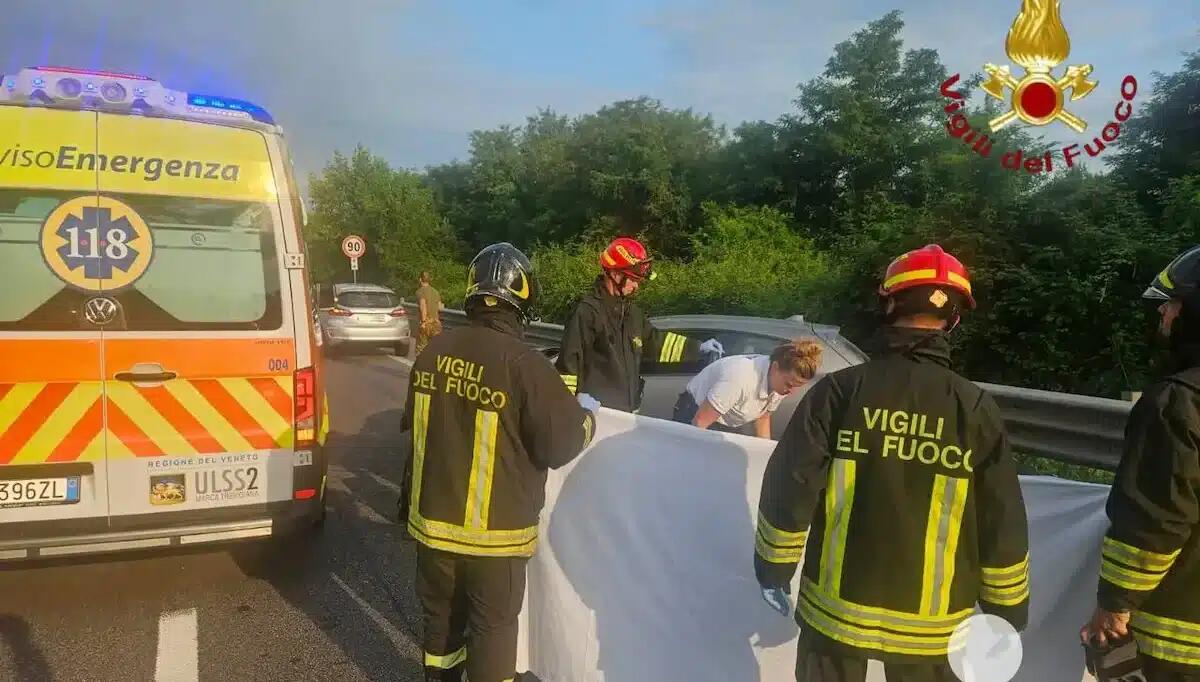 Sbanda con l'auto in tangenziale e si schianta sul guardrail: 49enne in condizioni disperate - 