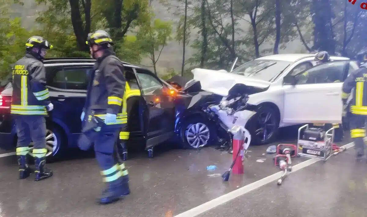 Tremendo scontro frontale tra due auto: quattro persone ferite -