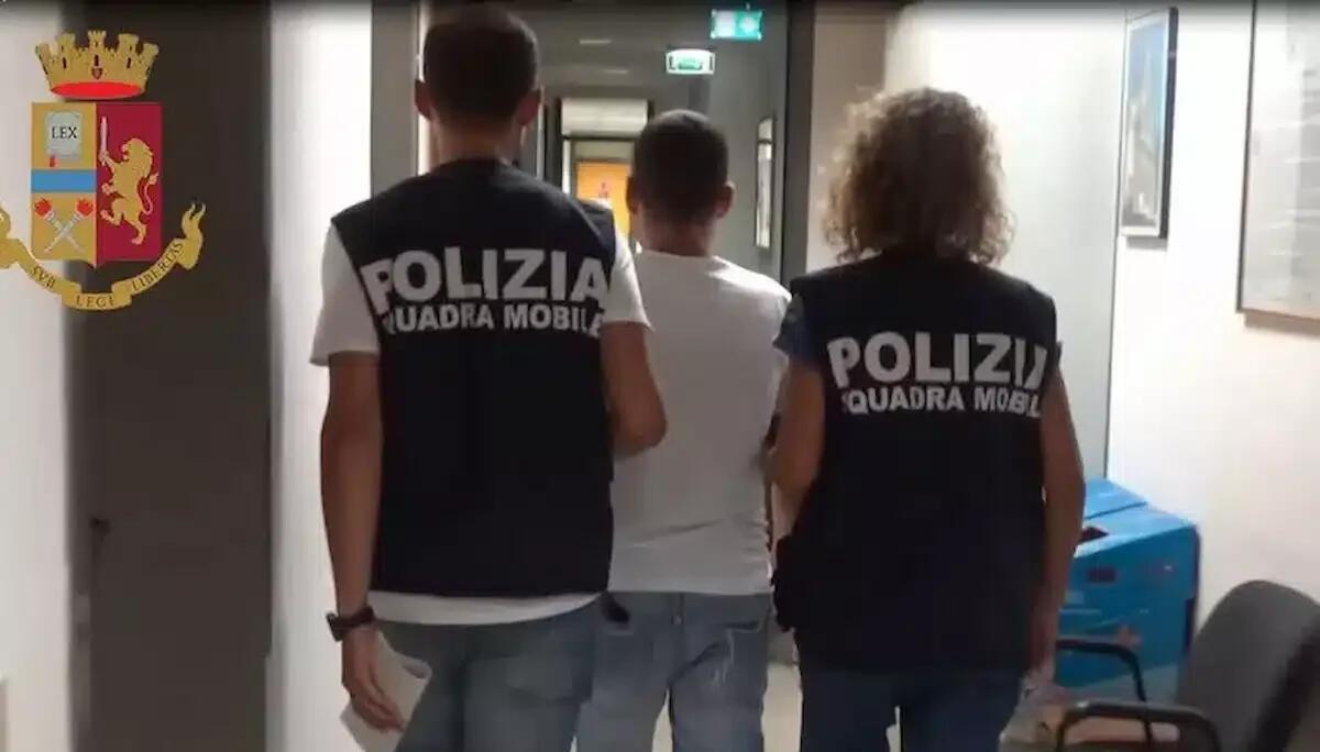 Picchia la moglie e fa uso di droghe davanti alla figlia da anni: arrestato 45enne marocchino -