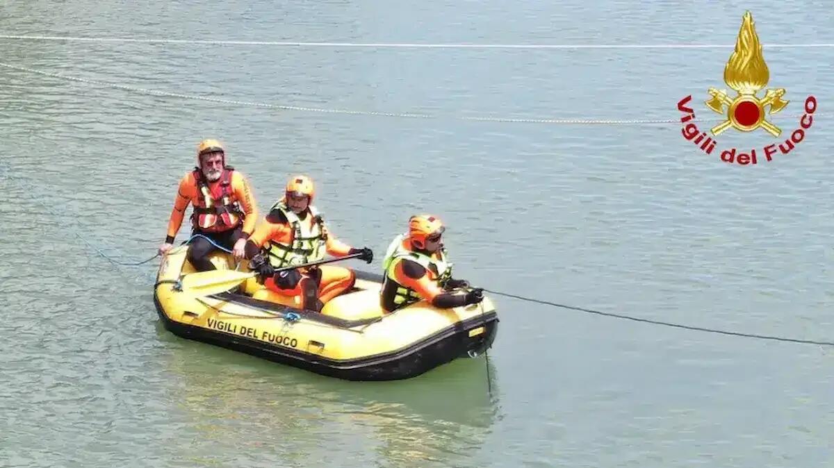 Emerge un corpo dall'acqua: ripescato un cadavere nel lago - 