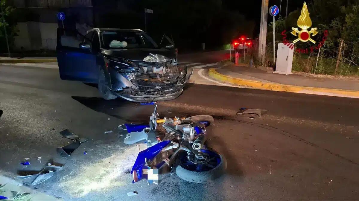 Scontro tra moto e auto: motociclista sbalzato sull’asfalto, trasportato al pronto soccorso | FOTO -
