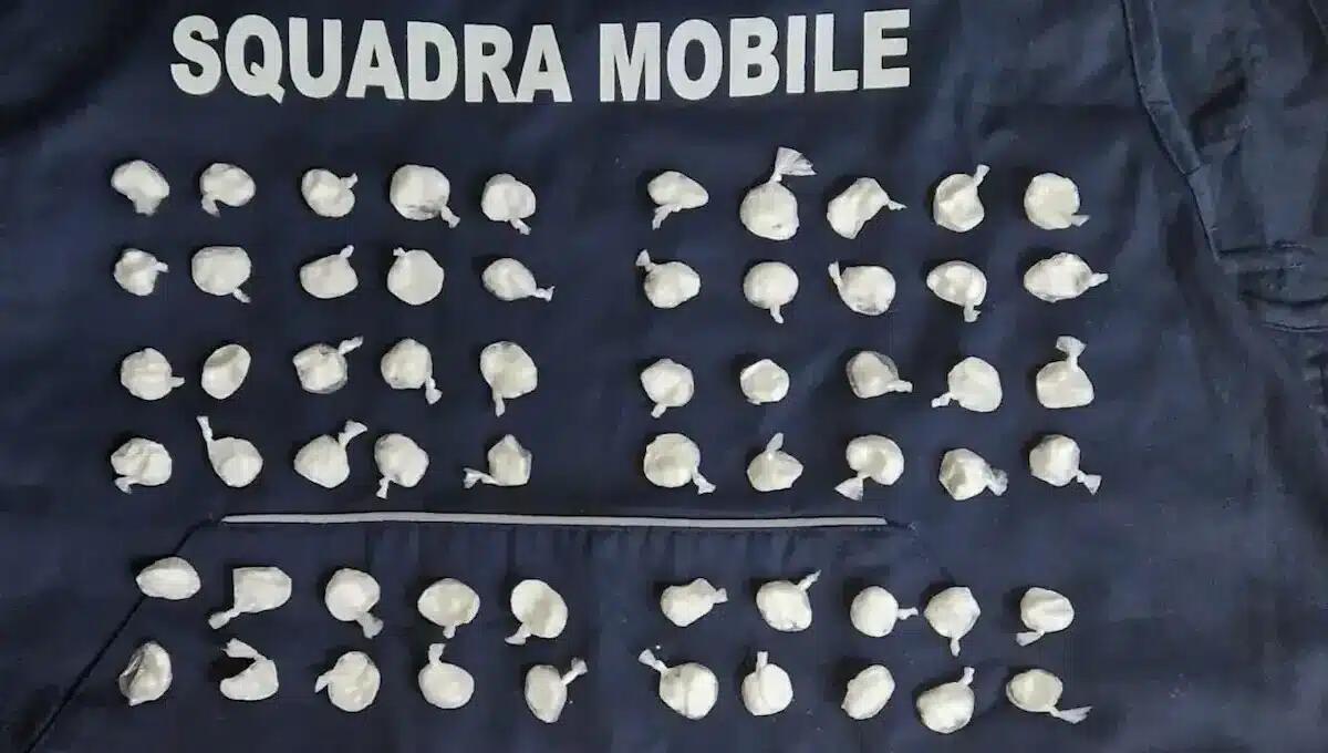 Scambia gli agenti in borghese per tossici e prova a vendergli la coca: arrestato pusher tunisino -