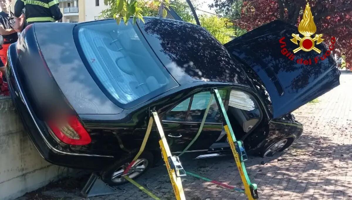 Auto precipita da parcheggio rialzato, volo di oltre un metro: due feriti, incastrati nell'abitacolo -
