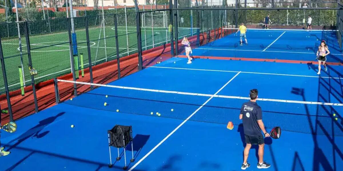Monfalcone, arrivano 3 nuovi campi da padel coperti completi di spogliatoi e servizi: la novità - 