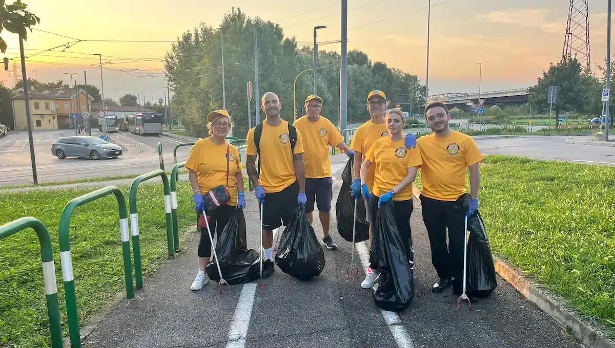 Padova, volontari ripuliscono la zona Ex Saimp: dieci sacchi di rifiuti in una sera -